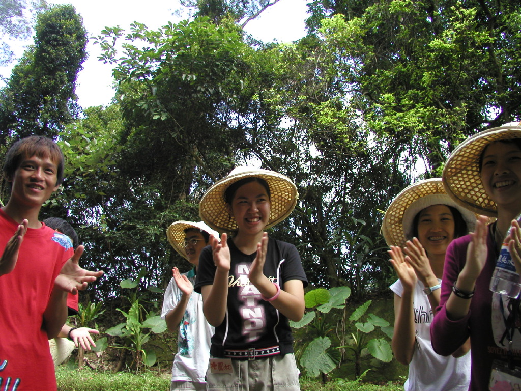 Clapping hikers welcoming me to Taiwan